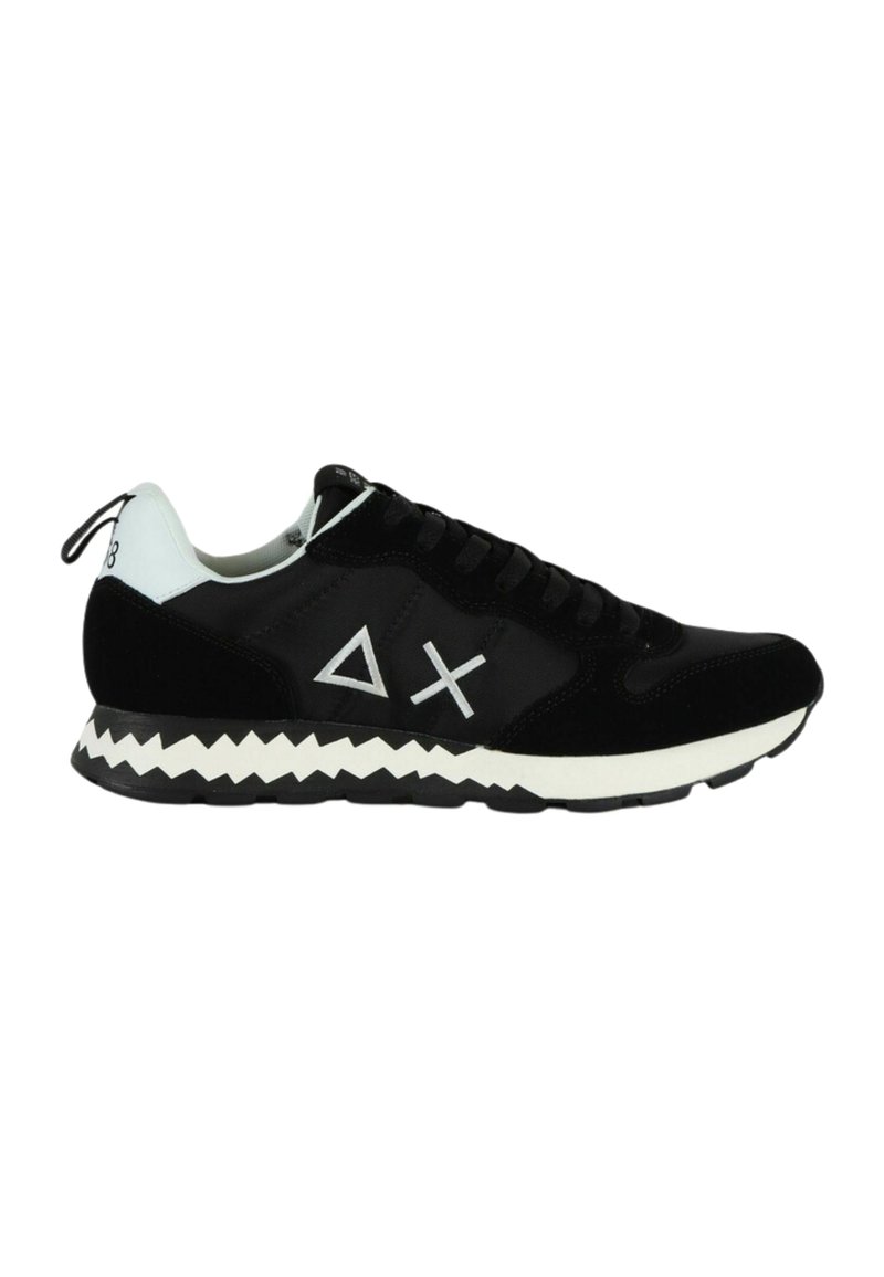 Sneaker nere realizzate in tessuto e suede, con accenti bianchi, design geometrici e una suola a motivo zigzag.
