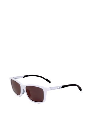 Occhiali da sole rettangolari bianchi con lenti marrone scuro e aste nere curve isolati su sfondo bianco.