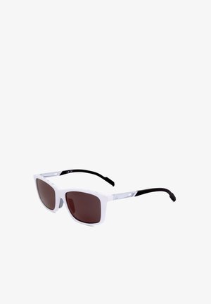 Occhiali da sole rettangolari bianchi con lenti marrone scuro e aste nere curve isolati su sfondo bianco.