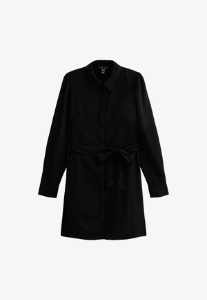 Chemise habillée noire à manches longues avec un col, fermeture à boutons sur le devant, ceinture à nouer à la taille et texture lisse.