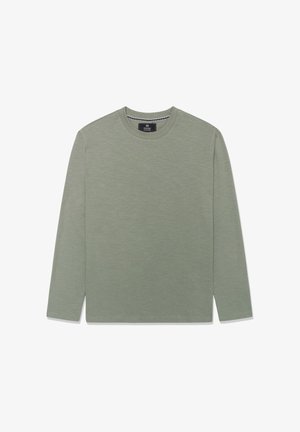 Hosszú ujjú, kerek nyakú világos olívazöld póló, amely síkban fekszik, elölről látható a nyakkivágás varrása és a méretcímke.