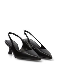 Zapatos de tacón slingback de cuero negro con diseño de punta y un pequeño tacón de bloque. Presentan una correa delgada en el tobillo para un ajuste seguro.