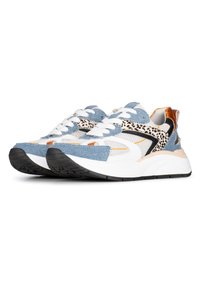 Sneakers con un mix di denim, rete e motivi leopardati. Blu morbido e bianco con dettagli neri, dotati di una suola bianca voluminoso e dettagli testurizzati.