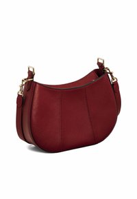 Borsa a mano in pelle bordeaux con silhouette curva, finitura testurizzata, cuciture dettagliate e tracolla rimovibile con hardware dorato.