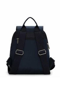 Zaino blu navy in nylon con doppie spalline in tessuto, manico superiore e tasca frontale con cerniera. Caratteristiche hardware argentati e design strutturato.