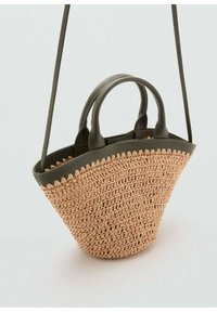 Geflochtener Strohhandschuh mit einer natürlichen Farbe, olivgrünen Lederbesätzen, runden Griffen und einem offenen Design. Akzente mit detaillierter Stickerei.