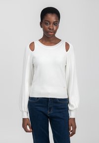 INFLUENCER CUT-OUTS SHOULDER - Strickpullover - milk