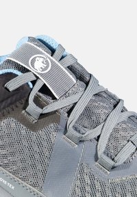Grau Wanderschuh mit einem Netz-Obermaterial, blauen Akzenten und einem Logo-Patch. Enthält Struktur-Schnürsenkel und einen verstärkten Zehenbereich. Wasserdichtes Design.