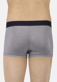 Herenboxershorts in marineblauw met witte horizontale strepen. Zachte elastische tailleband met merklogo, aansluitend ontwerp en korte pijpen.