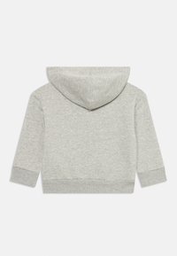 Felpa grigia con cappuccio, maniche lunghe, polsini e orlo a coste, realizzata in un tessuto morbido, con un cappuccio senza cuciture e senza etichette visibili.