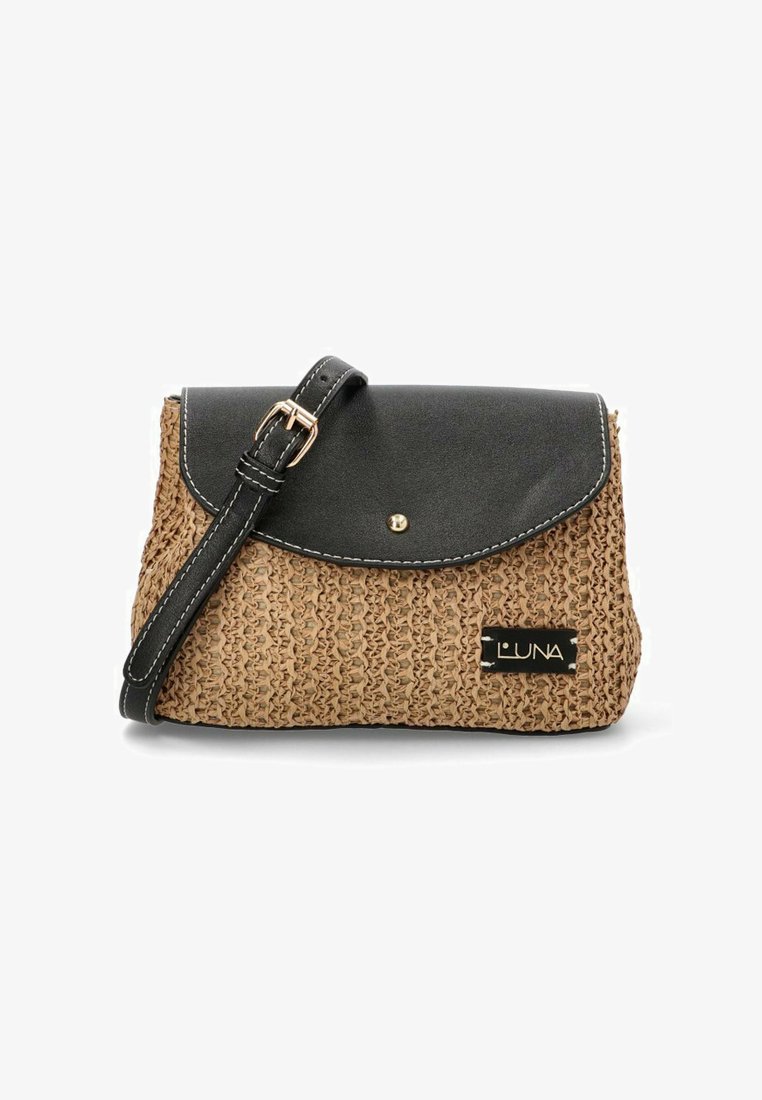 Bolso de tejido marrón con tapa y asa de cuero negro. Presenta un broche de acento dorado y una pequeña etiqueta negra con texto blanco.