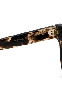 Poot van een bril met tortoisepatroon, gouden scharnier en het modelnummer KSF000000022151D19 aan de binnenzijde gedrukt.