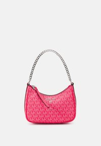 Różowa skórzana torebka o zakrzywionym kształcie, z srebrnym łańcuszkiem, ozdobiona wzorem z logo MK. Posiada zamek błyskawiczny i detale z logo z przodu.