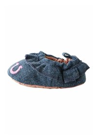 Zapatilla de mezclilla con un suave forro interior rosa, bordes con volantes y un detalle de herradura bordado en rosa en la punta.