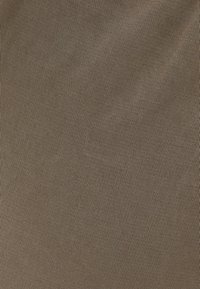 Tessuto a costine marrone con sottili strisce verticali, caratterizzato da una texture liscia e un motivo uniforme e consistente su tutta la superficie.
