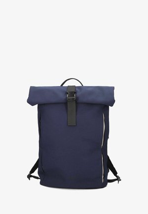 Zaino roll-top blu navy con fibbia nera e spallacci neri, in posizione verticale su sfondo bianco.