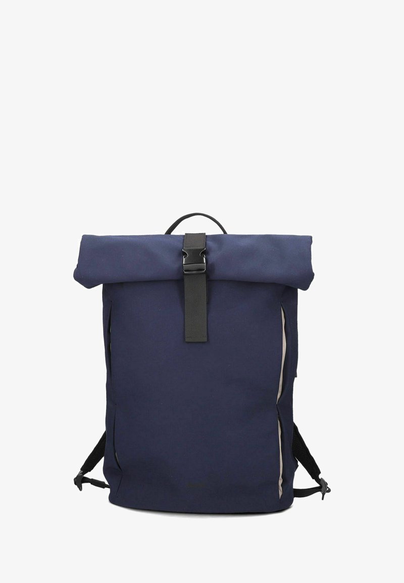 Sac à dos bleu marine à rabat roulé avec sangle à boucle noire et bretelles noires, debout en position verticale sur fond blanc.