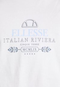 Valkoinen t-paita, jossa on sininen ja harmaa graafinen printti. Printissä lukee "ELLESSE", "ITALIAN RIVIERA" ja koristeellisia lehtikoristeita.