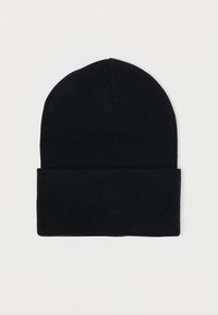 Fekete kötött sapka felhajtott szegéllyel. Simább textúrával és kerek tetejű dizájnnal rendelkezik, alkalmas hétköznapi viseletre hűvösebb időben.