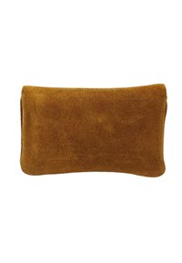 Pochette rectangulaire en daim marron avec une texture douce, des bords arrondis, et sans matériel ni motifs visibles. Design lisse et minimaliste.