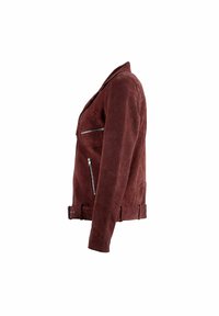 Motoristična jakna iz bordo semiša z zadrgo spredaj, stranskimi žepi in pasom z nasprotnim srebrnim kovinskim okrasjem.