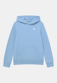 Jasnoniebieska bluza z kapturem, wykonana z miękkiego materiału, z przednią kieszenią typu kangur i małym białym logo zwierzęcia na klatce piersiowej.