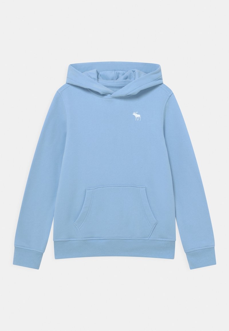 Jasnoniebieska bluza z kapturem, wykonana z miękkiego materiału, z przednią kieszenią typu kangur i małym białym logo zwierzęcia na klatce piersiowej.