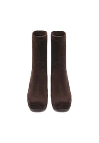Bruine suède enkelboots met een gladde textuur, vierkante openingen en platte kunststof zolen. Minimalistisch ontwerp met subtiele stikdetails.