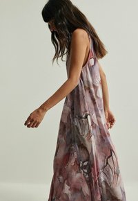 Mouwloze maxi-jurk in zachte, vloeiende stof met een aquarelpatroon in tinten van roze, mauve en creme, met een ontspannen pasvorm.