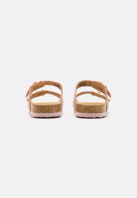 Rosa sandaler med to justerbare stropper, korkfotbed og teksturert gummisåle. Rund hæl og flat såle design for komfort.