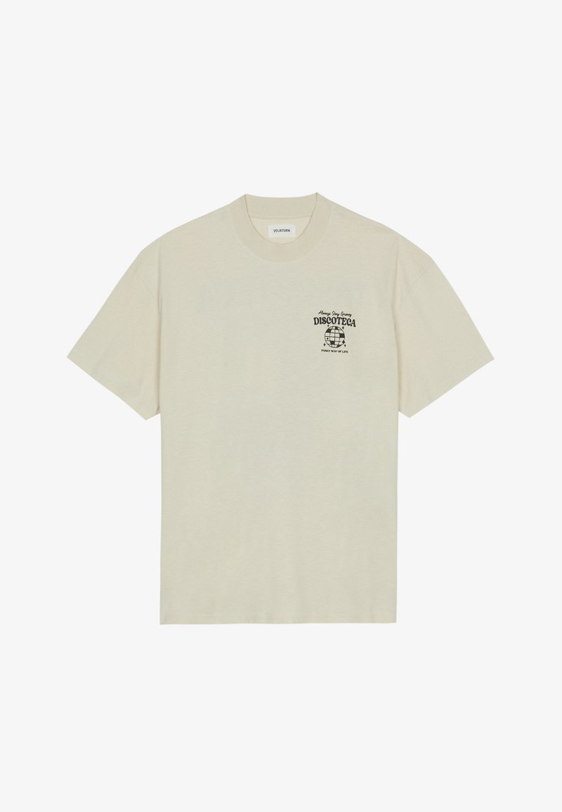 Beige T-Shirt mit kurzen Ärmeln aus Baumwolle, mit einem schwarzen Grafikdruck im linken Brustbereich, der Text und ein Globusdesign zeigt.