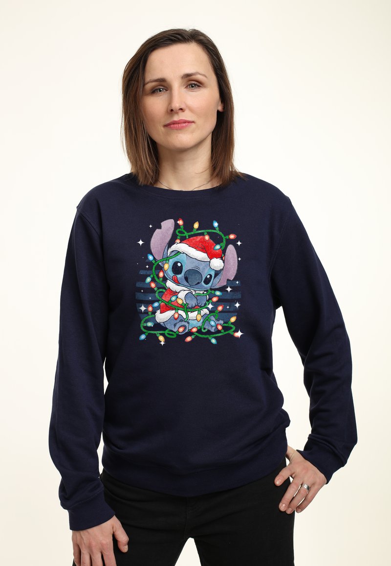 Marineblaue Sweatshirt mit einem Grafik eines Cartoon-Charakters, der in bunten Weihnachtslichtern eingewickelt ist, mit einem Weihnachtsmannhut und festlichen Details.