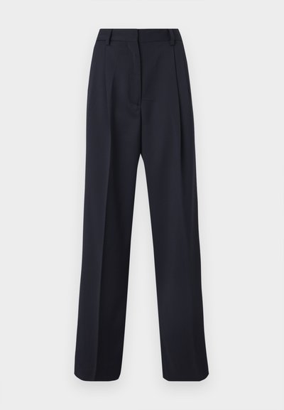 Καλοραμμένο παντελόνι σε σκούρο μπλε ναυτικό χρώμα με ίσια γραμμή, θηλάκια για ζώνη και λεπτομέρειες με πιέτες στο μπροστινό μέρος, εμφανιζόμενο σε λευκό φόντο.