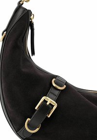 Borsa a spalla in suede nera con forma curvata, dettagli in metallo dorato e chiusura zip con un tassello in pelle.