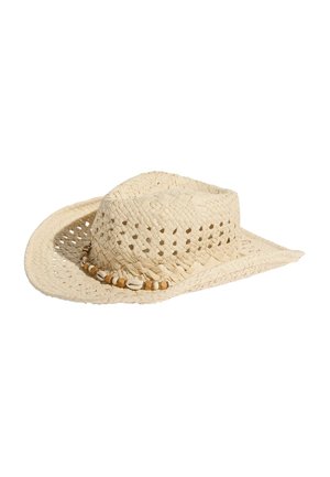 Beige gevlochten strohoed in cowboystijl met ventilatiegaatjes, brede gebogen rand en een decoratieve band van kralen en schelpen rond de basis.