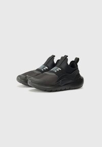 Chaussures de sport noires avec une tige en mesh, design slip-on et col rembourré. Les caractéristiques notables incluent un logo en évidence sur le devant.