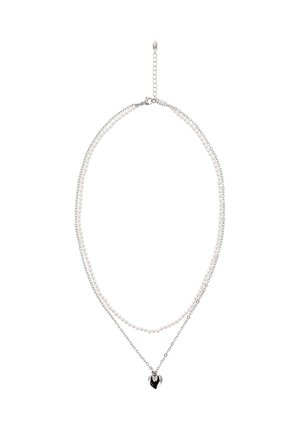 Kétsoros ezüst nyaklánc, az alsó láncon szív alakú medállal, a felső láncon pedig kis fehér gyöngyökkel.