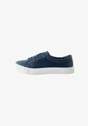 Sneaker in pelle blu navy con punta rotonda, suola in gomma bianca e chiusura con lacci dotata di sei occhielli e texture liscia.