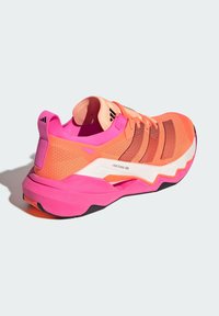 Sportliche Schuhe mit einem schichtweisen Design aus orangefarbenem und pinkem Mesh, schwarzen Akzenten und einer weißen Zwischensohle, die mit 'Lightstrike Pro' beschriftet ist.