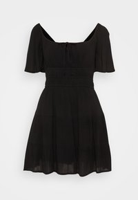 Svart kort klänning med puffärmar, fyrkantig halsringning, figursydd smockad midja och vågig kjol.