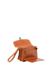 Sac en cuir marron avec fermeture éclair, sangle pour poignet, poches multiples et coutures décoratives. L'intérieur est lisse avec des compartiments bien organisés.