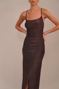 Rochie fără mâneci, ajustată, din tricot bordeaux închis cu o strălucire subtilă; are o fanta laterală, bretele spaghetti reglabile și detalii pliate.