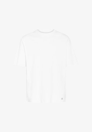 Vit kortärmad t-shirt i mjuk bomullsblandning. Har rund hals och en subtil logo vid nederkanten. Rak skärning och avslappnad passform.