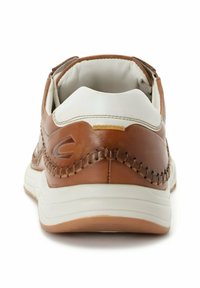 Brązowe skórzane sneakersy z białymi akcentami, teksturowane przeszycia wokół pięty, wyściełany kołnierz oraz elastyczna gumowa podeszwa.