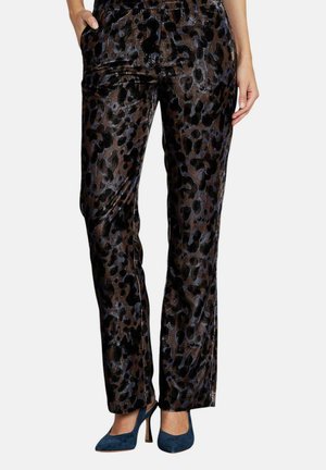 Luipaardprint, strakke broek met een glanzende textuur, voorzien van een elastische tailleband en subtiele zijnaad. Graagd met blauwe hakken.