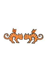 Oranžové náušnice v tvare tigra so čiernymi obrysmi a naklonenými chvostami, s lesklým povrchom a textúrovanými pruhmi.