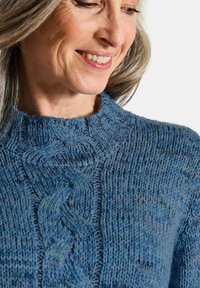 Blauer strukturierten Strickpullover mit einem Kabelstrickdesign und einem runden Ausschnitt. Das Garn hat eine Mischung aus hellen und dunklen Blautönen.
