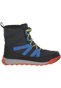 Czarne obuwie z wyściełaną cholewką, z niebieskimi i zielonymi sznurówkami oraz pomarańczową gumową podeszwą. Teksturowane akcenty podkreślają design.