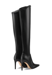 Stivali neri in pelle al ginocchio con punta appuntita e tacco a stiletto sottile. Texture liscia con dettaglio di cucitura minimo.