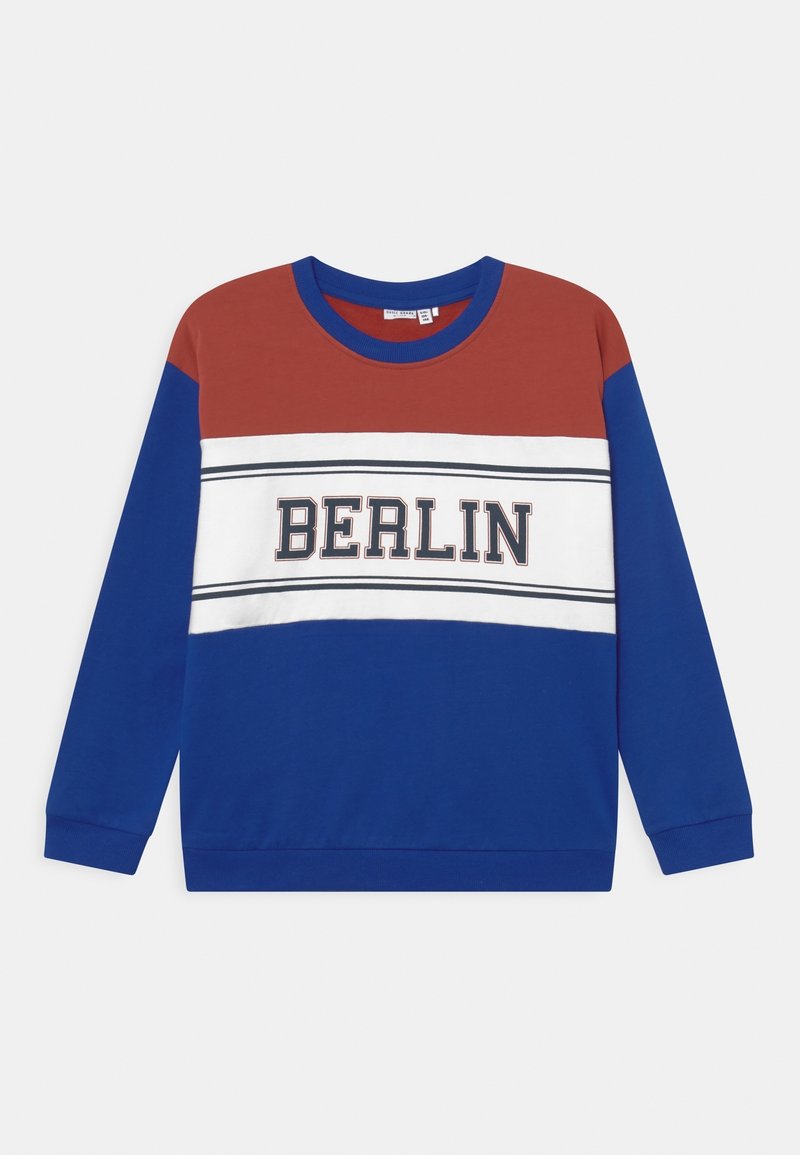 Sweat-shirt avec manches et bas bleus, partie supérieure de la poitrine couleur rouille, bande blanche sur la poitrine avec le texte "BERLIN" en lettres épaisses.